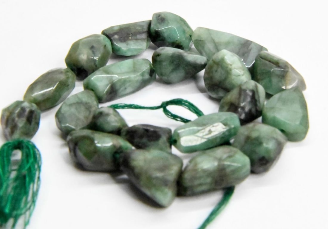 NATURAL EMERALD BEADS FACETED TUMBLE 8X11 - 10X15 MM, 10'' STRAND (1 of 1)