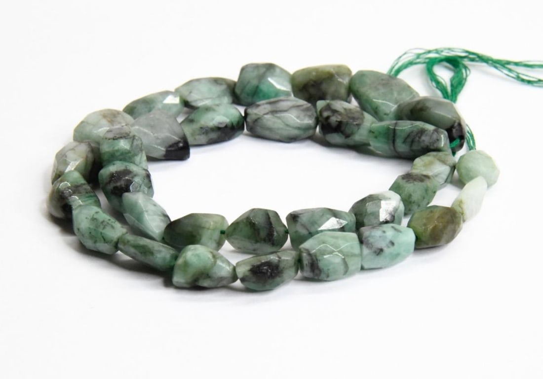 NATURAL EMERALD BEADS FACETED TUMBLE 7X10 - 10X15 MM, 15'' STRAND (1 of 2)