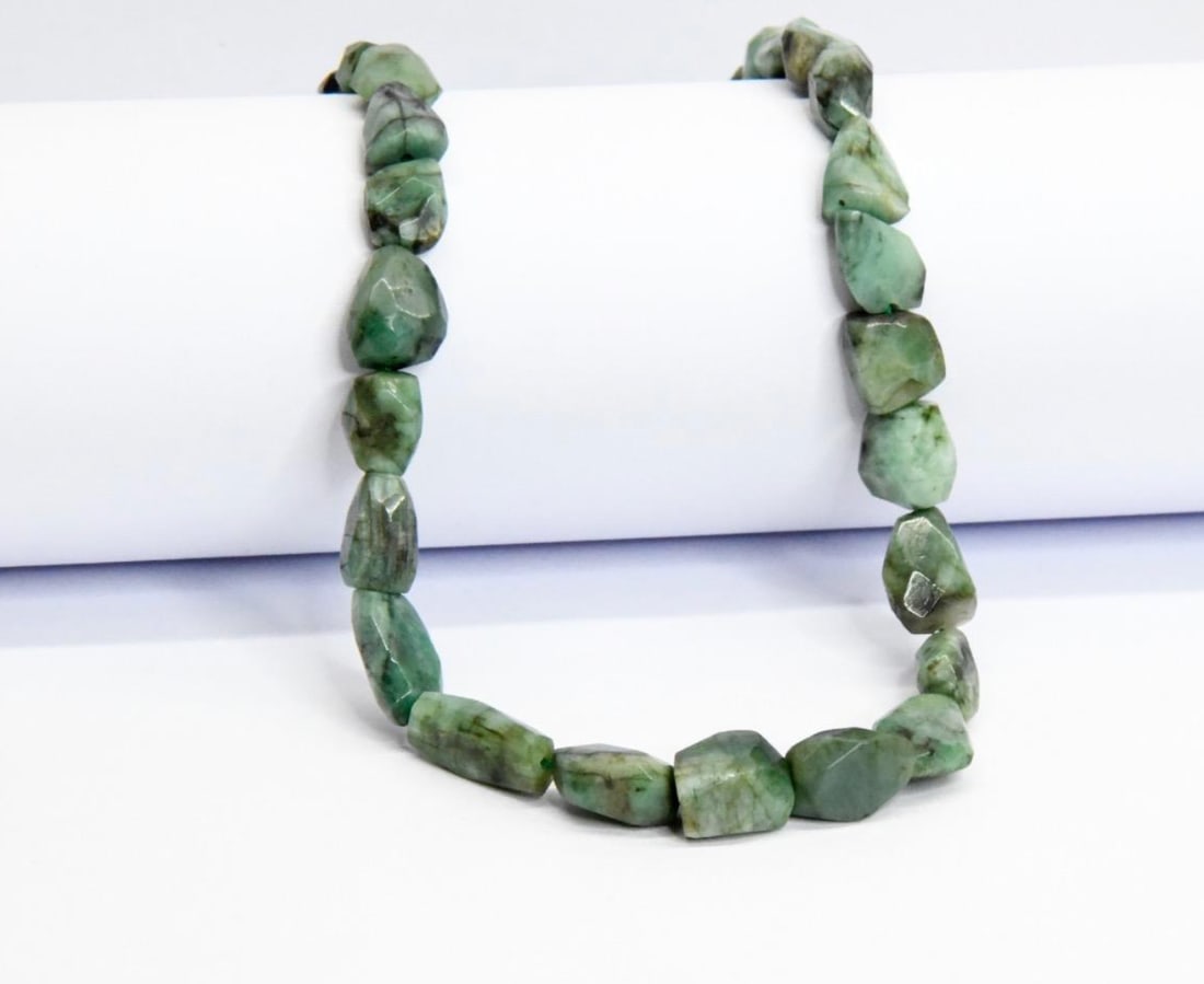 NATURAL EMERALD BEADS FACETED TUMBLE 7X10 - 11X17 MM, 15'' STRAND (1 of 1)
