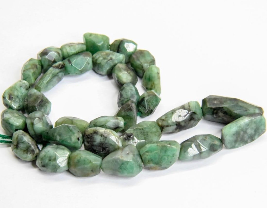 NATURAL EMERALD BEADS FACETED TUMBLE 7X10 - 10X20 MM, 15'' STRAND (1 of 1)