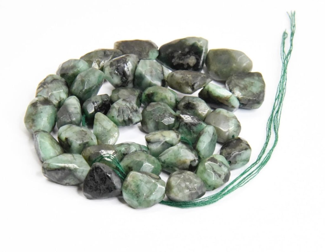 NATURAL EMERALD BEADS FACETED TUMBLE 6X10 - 12X16 MM, 16'' STRAND (1 of 1)