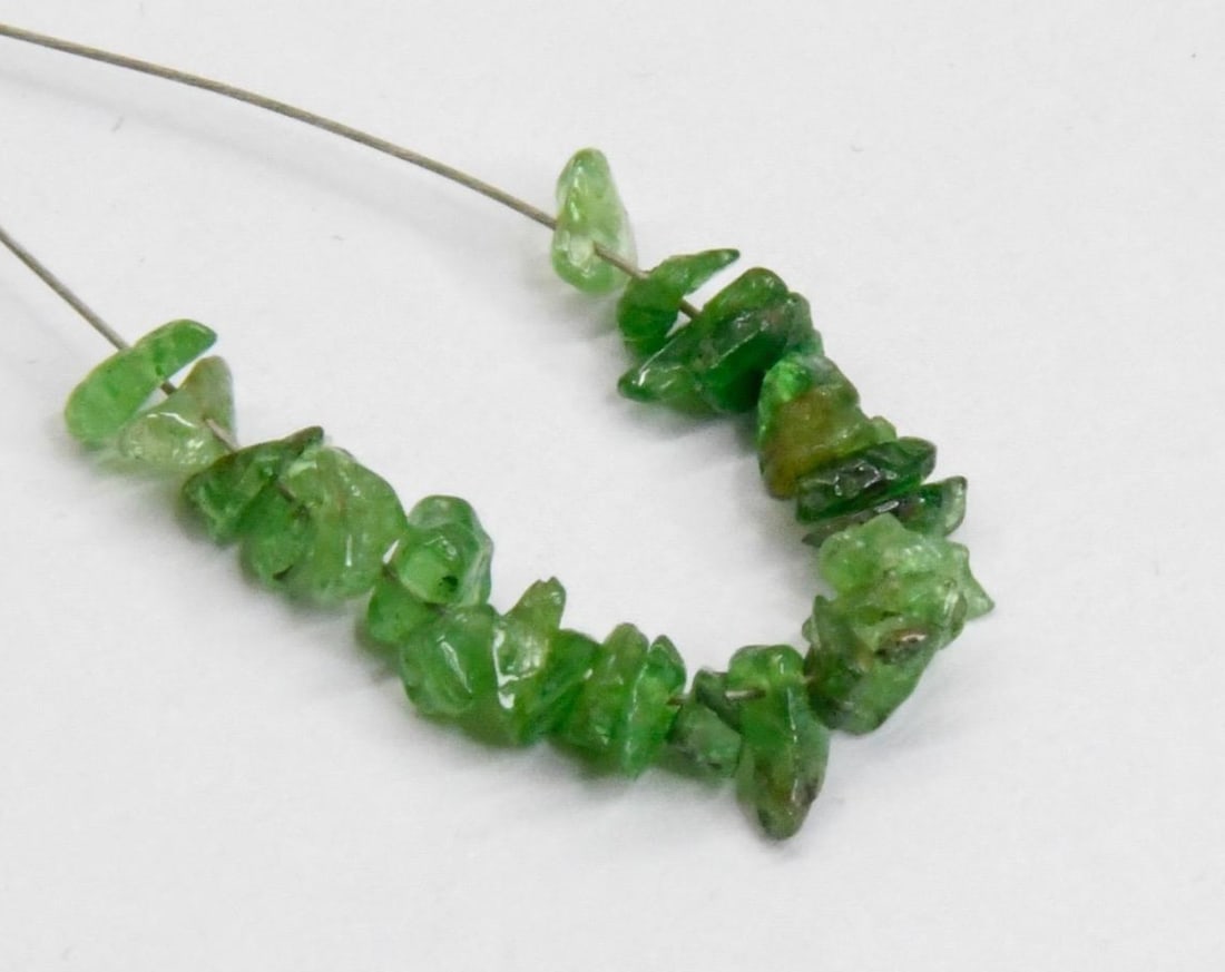 NATURAL TSAVORITE GARNET BEADS CHIPS 2X3 - 3X4 MM 25 PCS (4 TASSELS) (1 of 2)