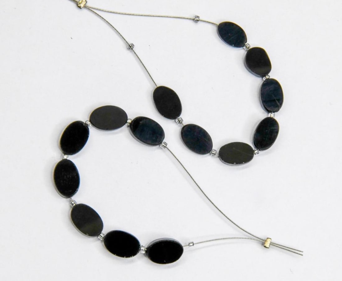 NATURAL BLACK SPINEL BEADS OVAL 5X8 - 6X9 MM 7 PCS (3 TASSELS) (1 of 2)