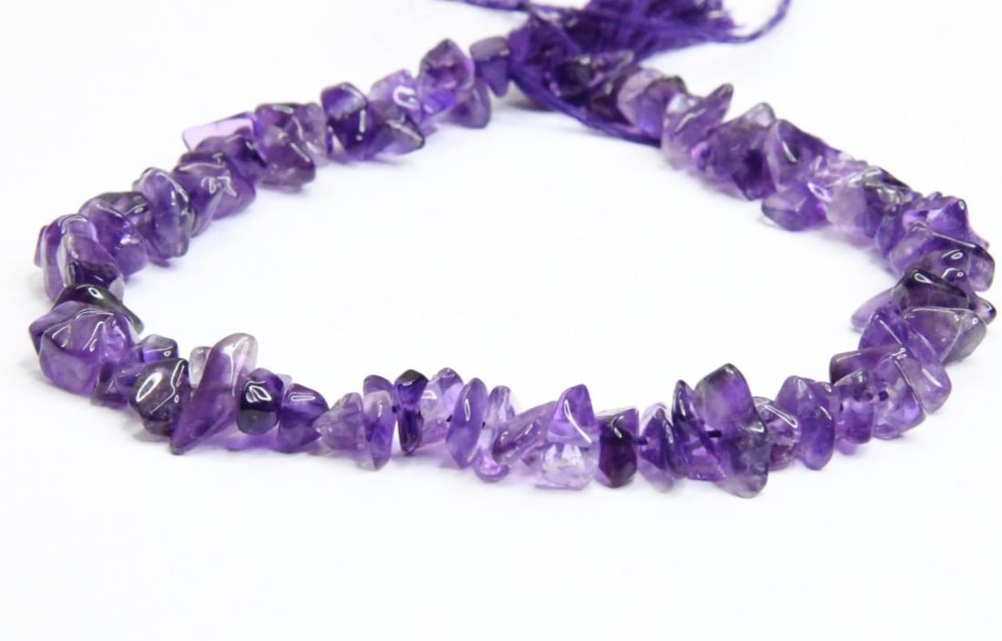 NATURAL AMETHYST BEADS CHIPS 4X5 - 5X10 MM, 7.5" STRAND (1 of 1)