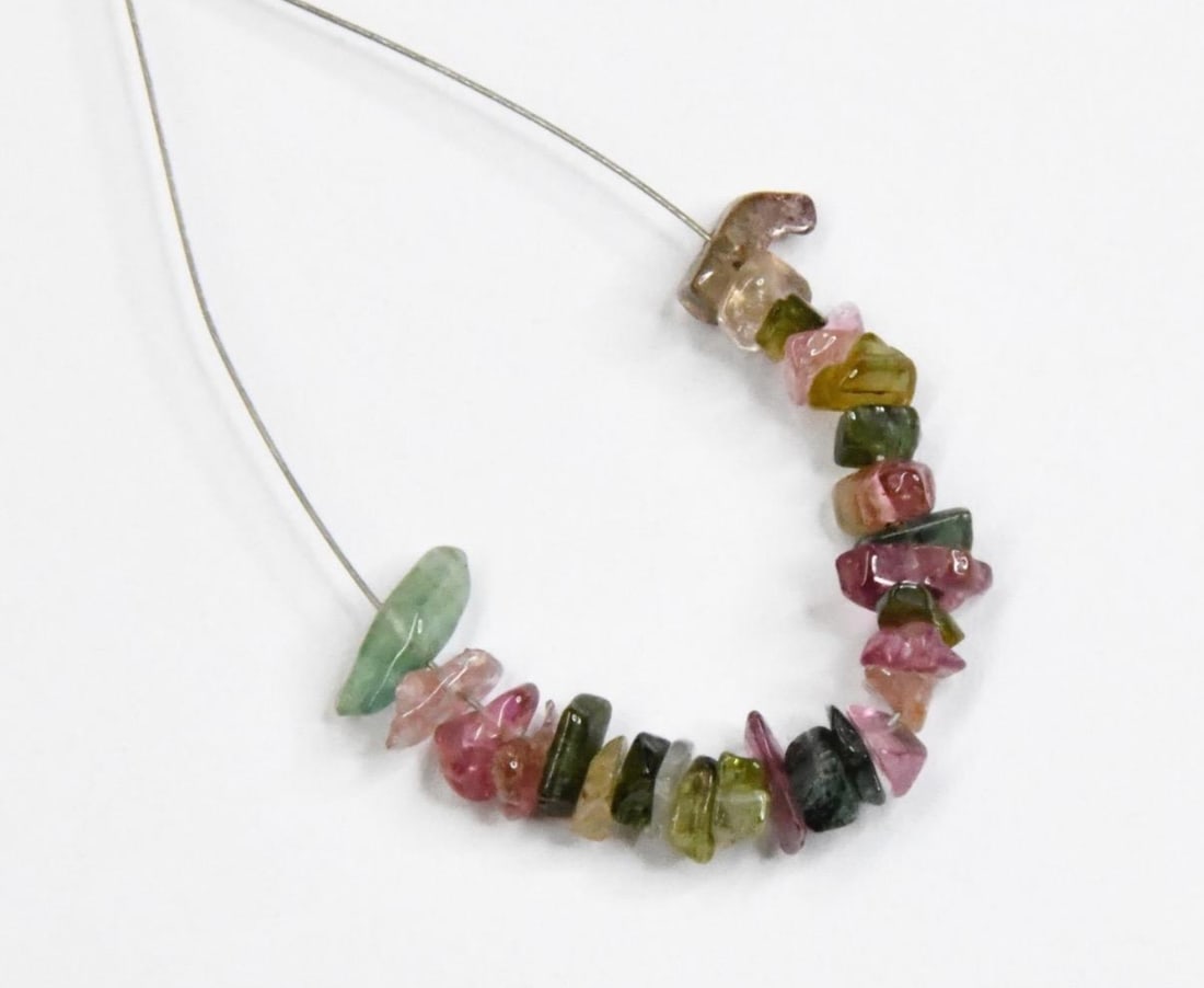 NATURAL MULTI TOURMALINE BEADS CHIPS 2X3 - 3X4 MM, 25 PCS (4 TASSELS) (1 of 2)