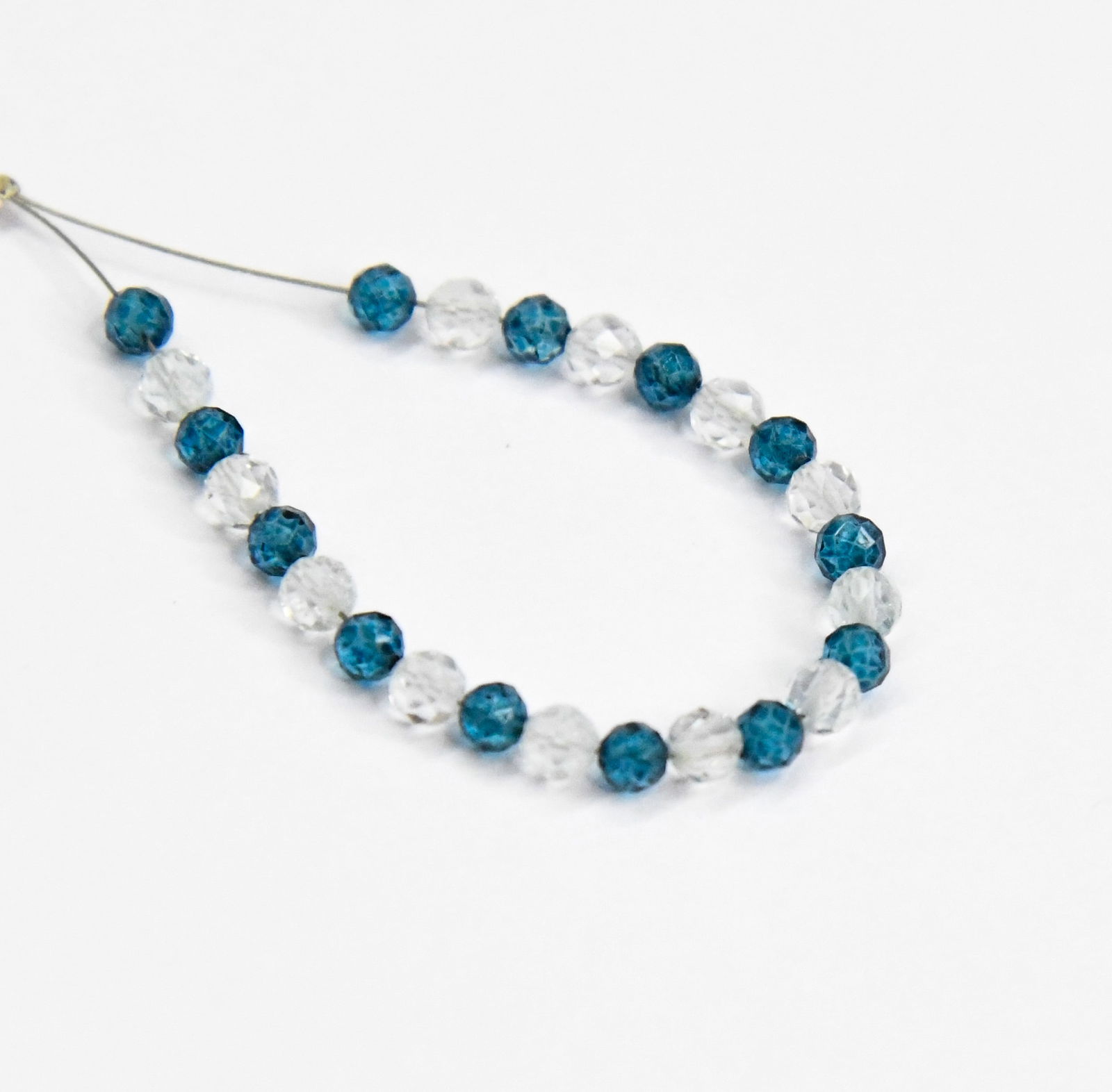 BLUE & WHITE TOPAZ BEADS FACETED ROUND 3.5 MM 25 PCS (3 TASSELS) (1 of 3)