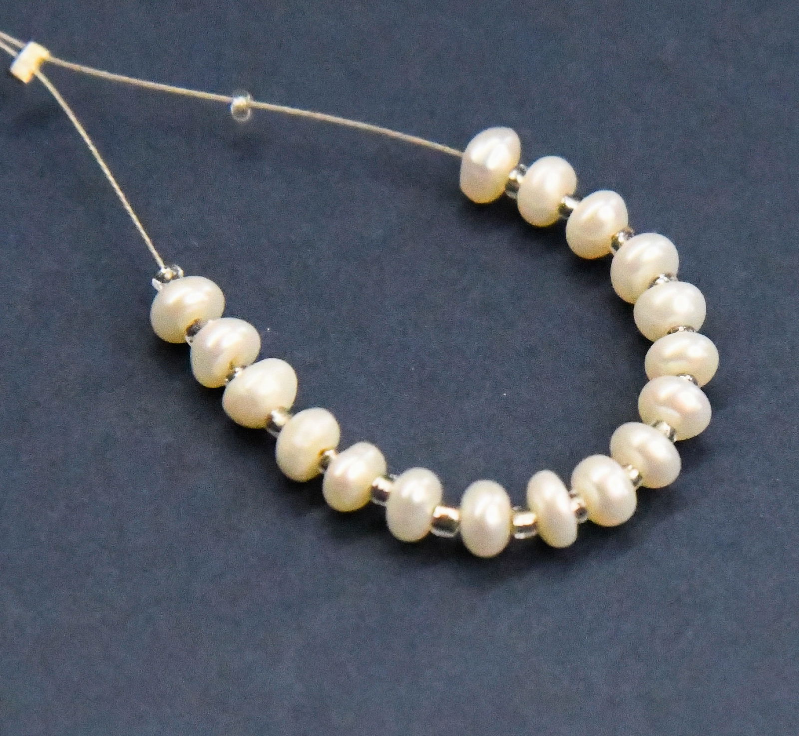 NATURAL FRESH WATER PEARLS RONDELLE 4 MM 17 PCS (3 TASSELS) (1 of 2)