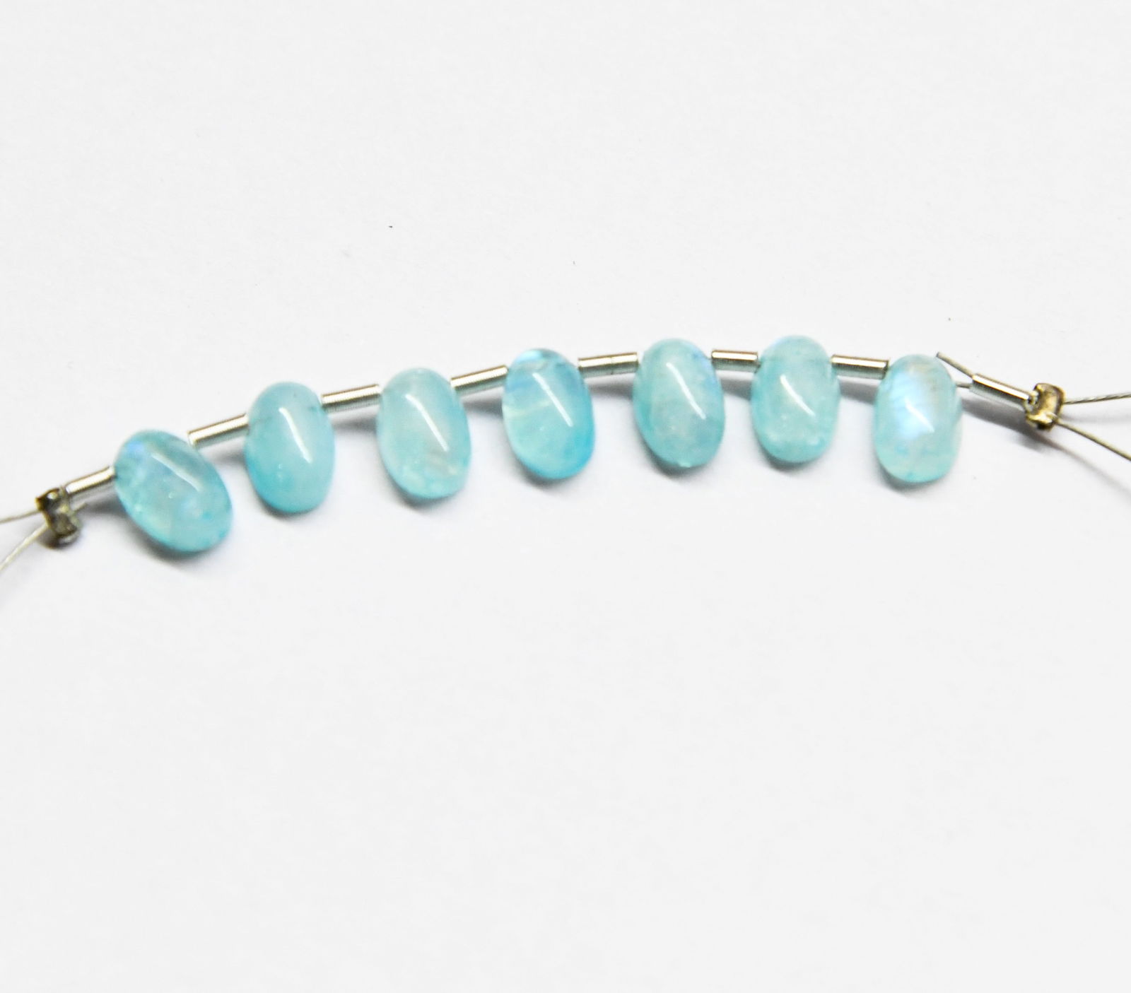 NATURAL RAINBOW MOONSTONE BEADS (COATED) FLATBACK OVAL 4X6 MM 7 PCS (3 TASSELS) (1 of 1)