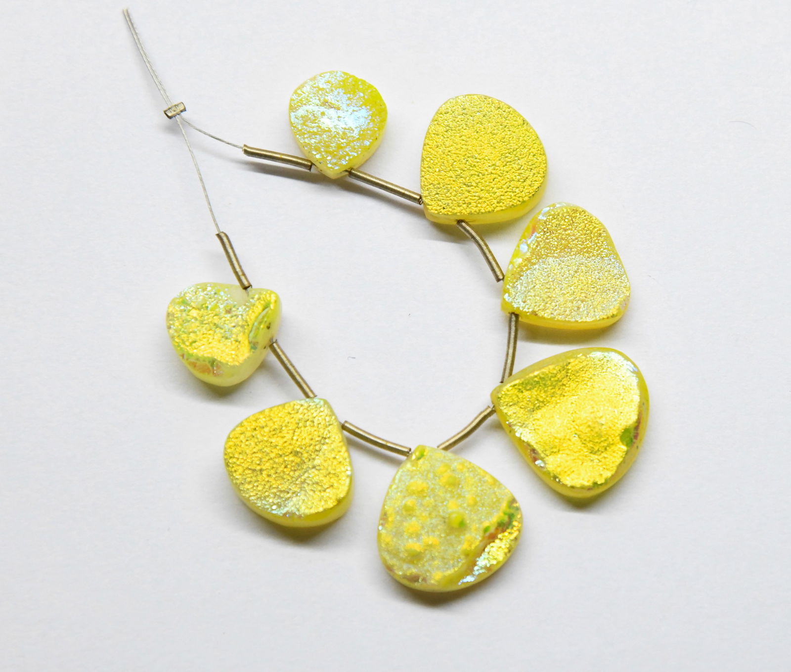 YELLOW DRUZY CHALCEDONY BEADS FLATBACK HEART 12X13 - 18X19 MM 7 PCS: These are natural, earth mined and hand crafted with precision. Stone: Druzy Chalcedony, Stone Shape: Flatback Heart, Stone Size: 12x13 - 18x19 mm, Width: 4 - 6 mm, Weight: approx. 67 carats. The phot