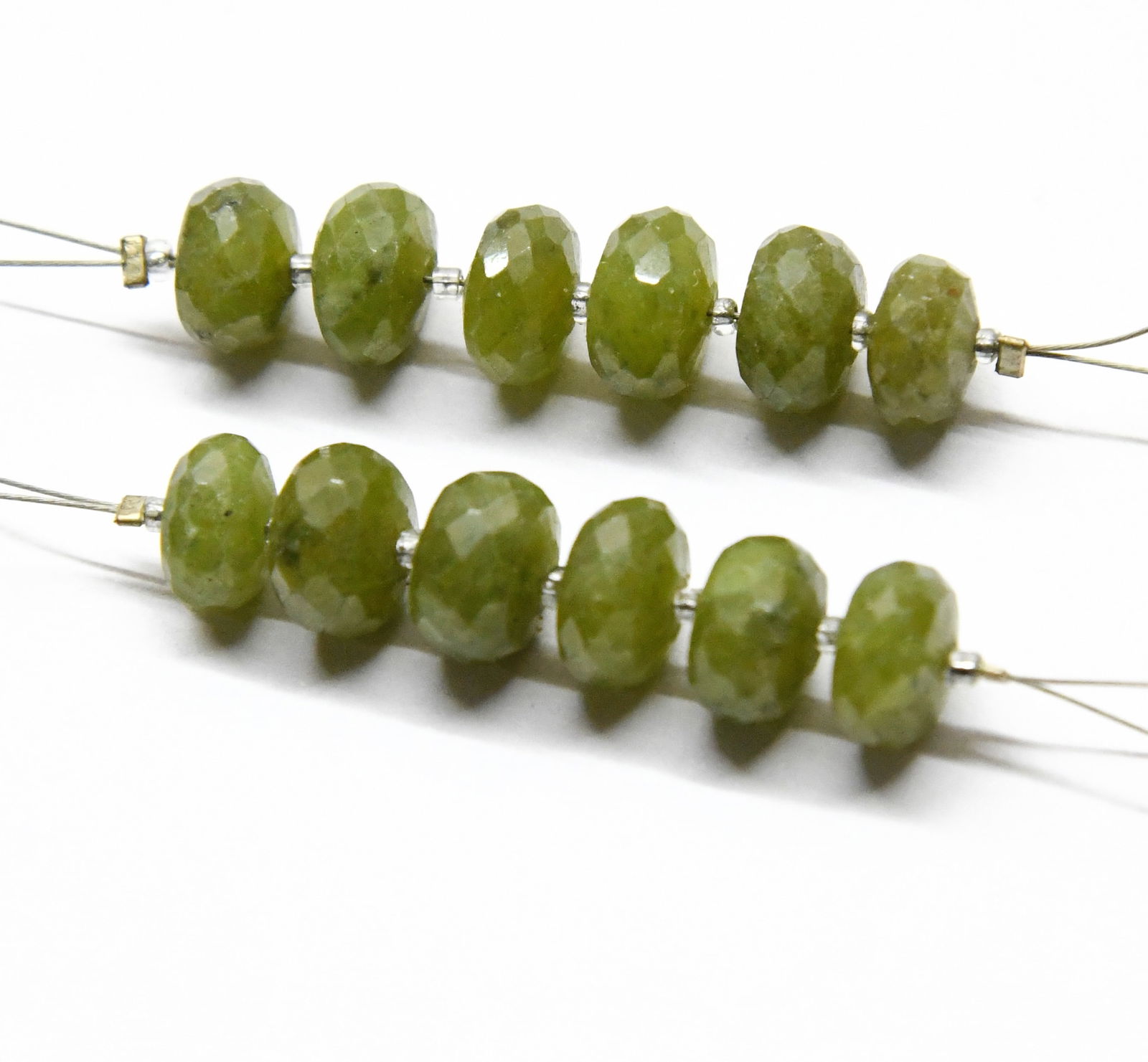 NATURAL VESSUVIANITE BEADS FACETED RONDELLE 8 - 9 MM, 6 PCS (2 TASSELS) (1 of 1)