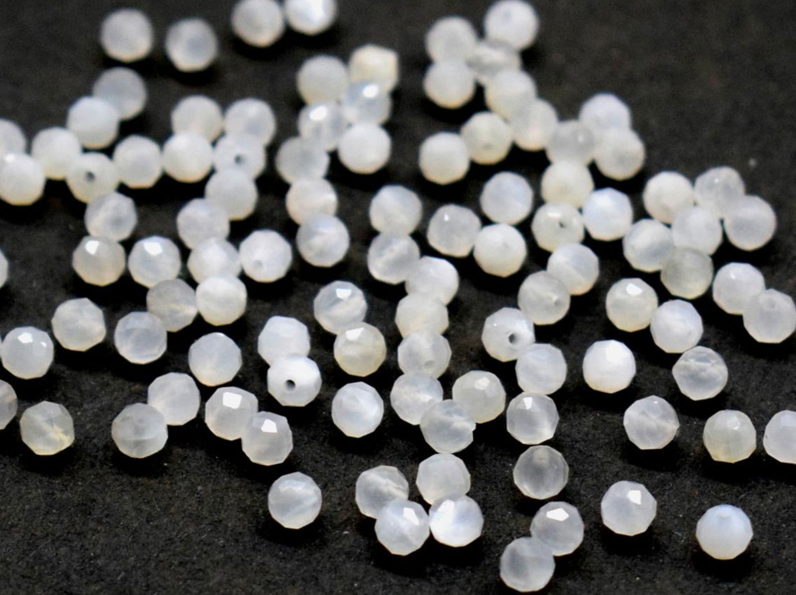 NATURAL WHITE MOONSTONE FACETED ROUND 3 MM - 80 PCS (1 of 1)