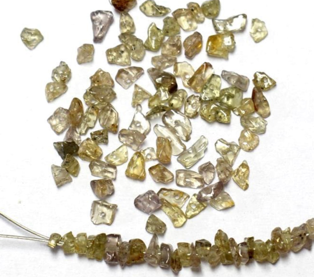 NATURAL COLOR CHANGING GARNET BEADS CHIPS 2X2.5 - 3X4.5 MM (100 PIECES) (1 of 1)