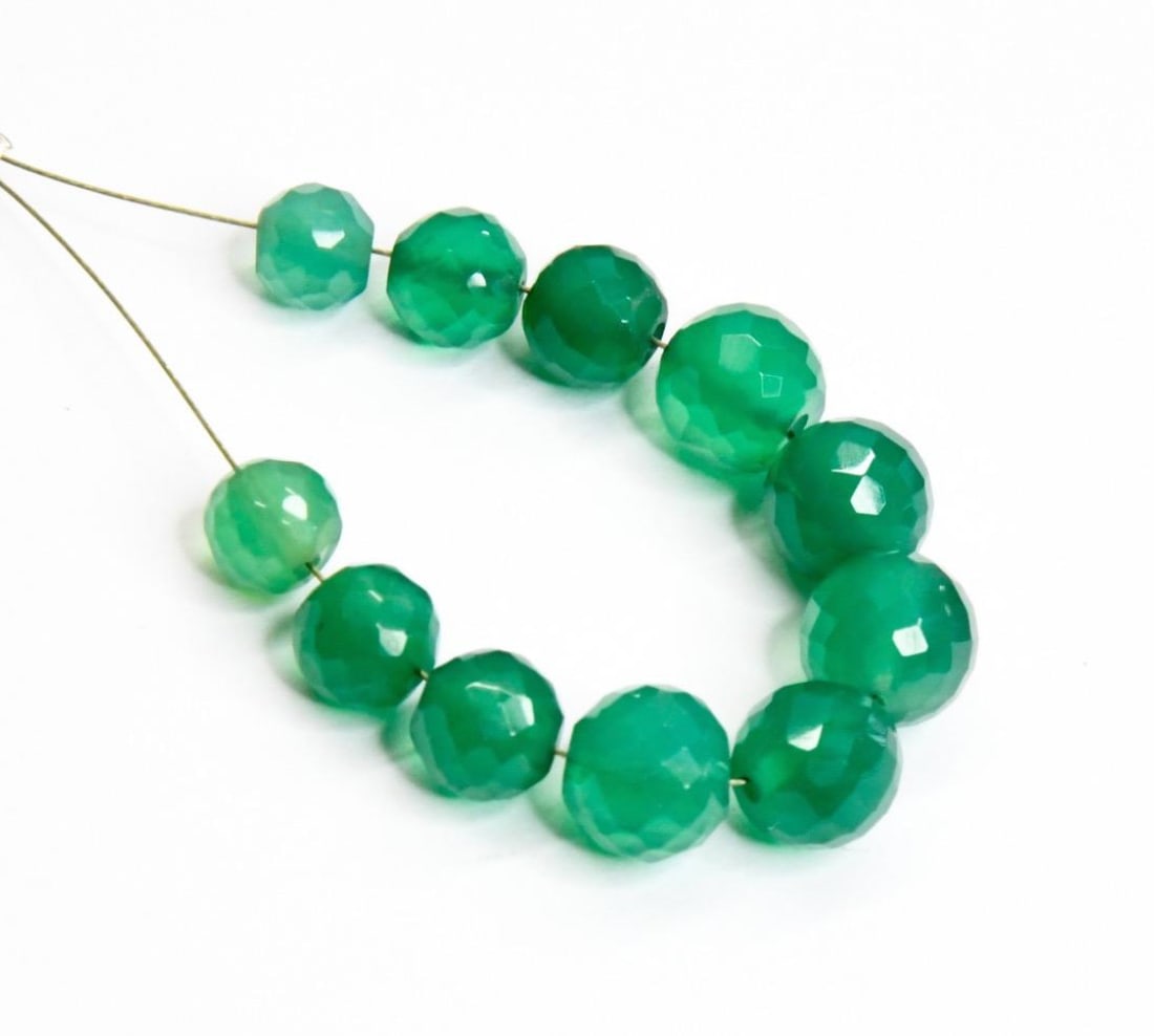 NATURAL GREEN ONYX BEADS FACETED ROUND 6 - 8 MM 11 PCS (1 of 2)