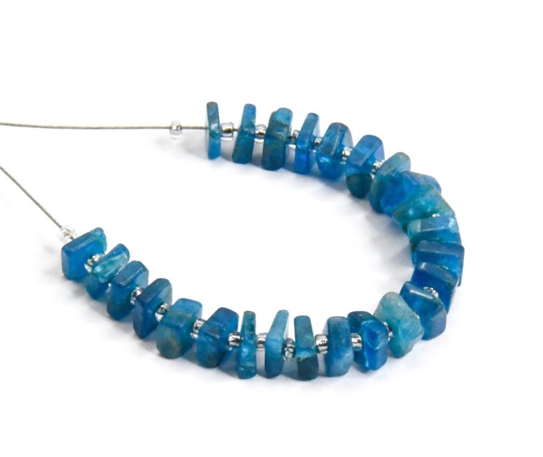 NATURAL NEON APATITE BEADS FLAT SQUARE 3.5 - 4.5 MM, 25 PCS (1 of 2)