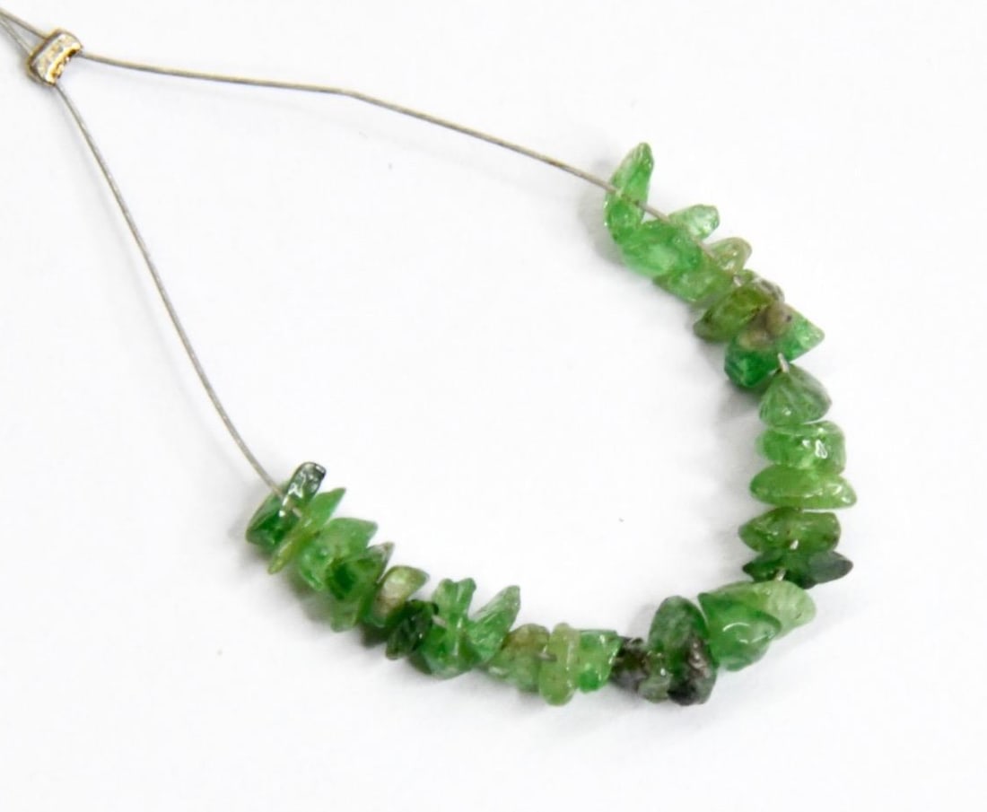 NATURAL TSAVORITE CHIPS 2X3 - 3X5 MM, 25 PCS (1 of 1)