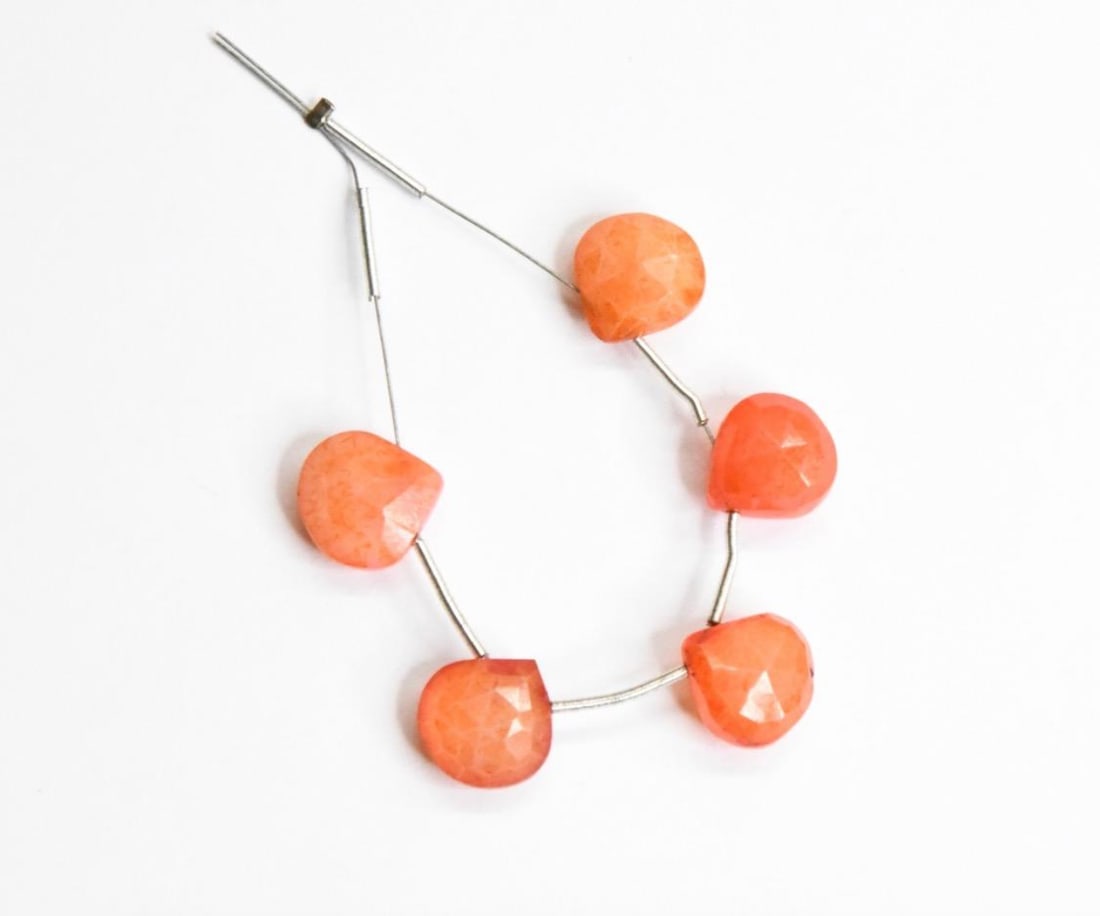 NATURAL CHALCEDONY BEADS FACETED HEART 10.5 - 11 MM, 5 PCS: These are natural, earth mined and hand crafted with precision. Stone: Red Chalcedony, Stone Shape: Faceted Heart, Stone Size: 10.5 - 11 mm, Width: 6.5 - 7.5 mm, Weight: approx. 24 carats. The photogr