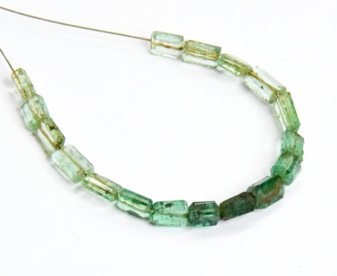NATURAL EMERALD BEADS FACETED CUBE 3X4 - 3.5X5.5 MM, 17 PCS (1 of 2)