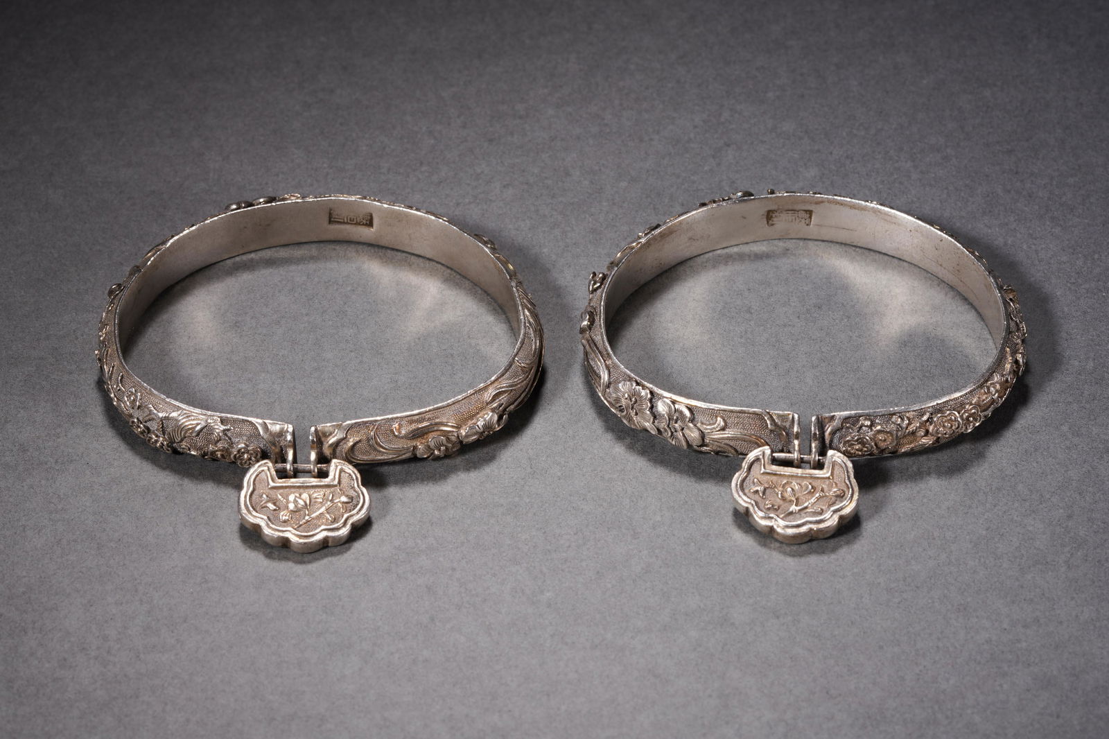 Pair Chinese Silver Blooms and Orchids Bangles (1 of 8)