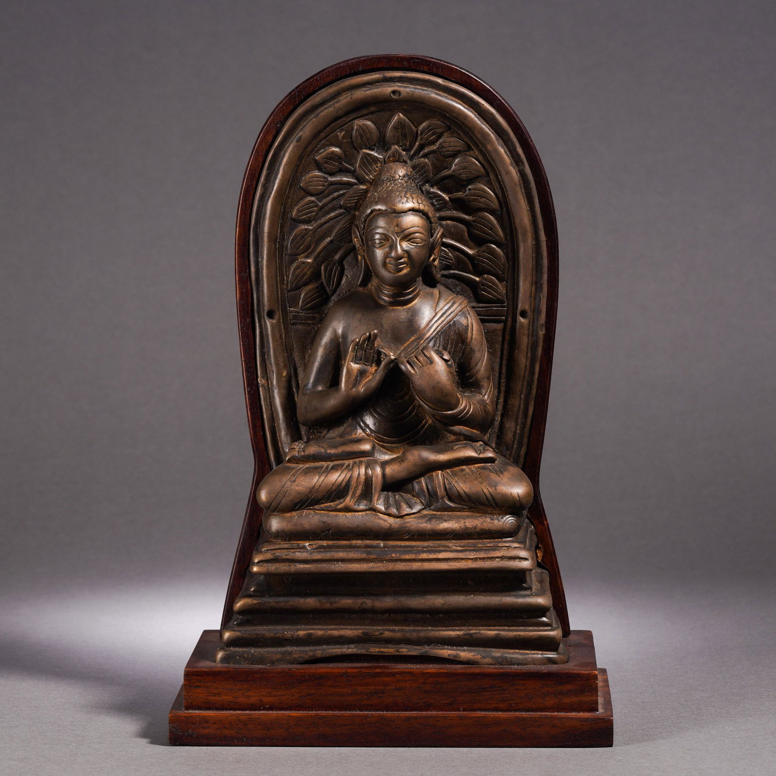 A Bronze Seated Shakyamuni: Height 27cm, diameter 17.3cm and weight 1675g g.