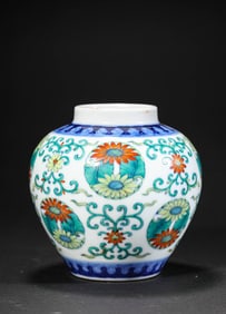 A Doucai round-patterned jar made in the Yongzheng reign of the Qing Dynasty