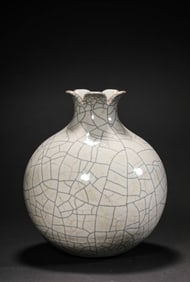 pomegranate vase made in the Ge kiln during the reign of Emperor Qianlong of the Qing Dynasty