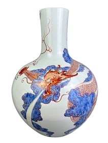 A celestial globe vase with patterns of wealth and prosperity.