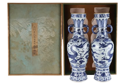 Blue and white dragon pattern gold-plated elephant ear vase