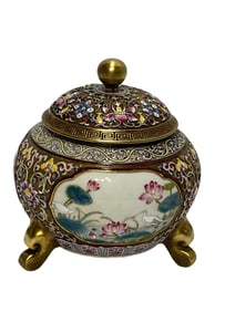 A three-legged jar with a powder-roof and gilt carving