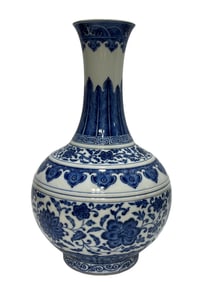 Blue and white lotus pattern vase