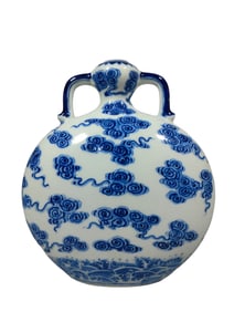 There are some kiln cracks on the back of the two handles of the blue and white Yangyun Baoyue