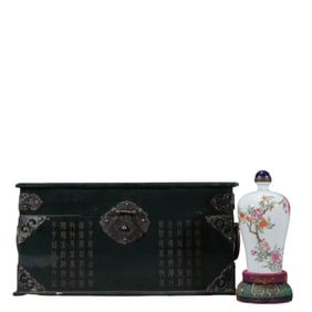 Plum vase with famille rose pattern and pomegranate pattern