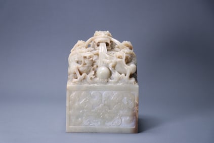 Hetian jade seal with coiled dragon button and dragon pattern