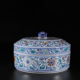 Doucai flower-patterned lidded box