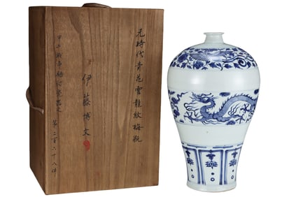 Blue and white plum vase with cloud and dragon pattern