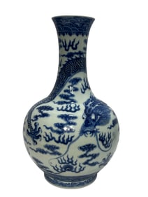 Blue and white dragon pattern vase