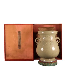 Yue ware celadon carved dragon pattern double-eared vase