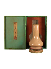 Official kiln beige glazed crackle-glazed straight-necked vase with gold-inlaid buckle