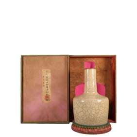 Ge ware beige glazed mallet-shaped vase with gold clasp