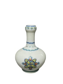 Doucai floral pattern garlic-shaped bottle