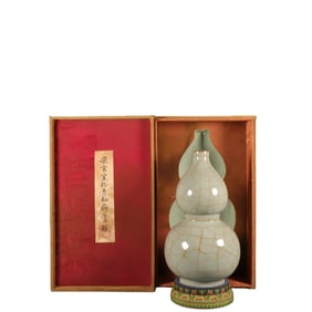 Official kiln celadon gourd-shaped bottle