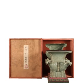 Ru ware celadon glaze four-ram vase with silver clasp