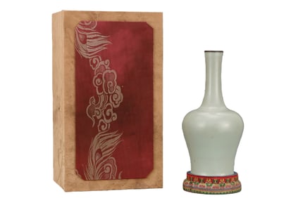 Ru ware celadon-glazed pure silver-rimmed straight-necked vase