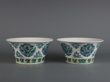 A pair of doucai floral-patterned horseshoe bowls