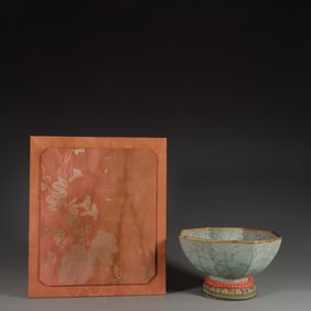 Official kiln celadon glazed octagonal bowl with gold clasp