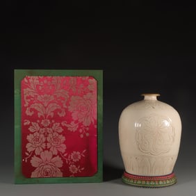 Ding ware white-glazed carved floral pattern plum vase with gold clasp
