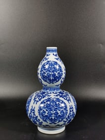 Blue and white porcelain gourd-shaped vase with dragon design