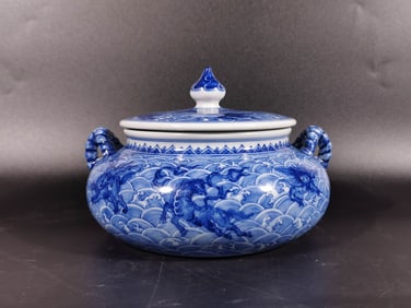 Blue and white porcelain sea monster tea caddy