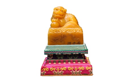 Tianhuang stone with animal-shaped knob crystallization, Qianlong Imperial Workshop