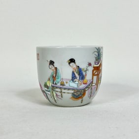 Enamel-painted cup with a figure listening to the zither and a footed design
