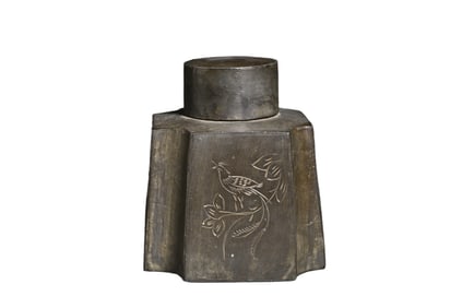 Ming Xuande Iron-Red Glazed Large Plate with Bundled Lotus Patterns